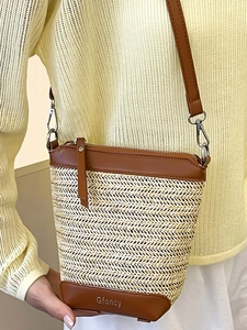 Schicke gewebte Beuteltasche mit braunem Lederbesatz und schmalem Schultergurt für den Strand