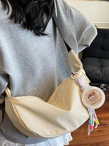 Sac bandoulière chic en toile crème avec pendentif capybara pour femmes