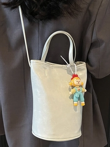 Sac seau chic en cuir vert menthe avec inscription fashion et joli pendentif poupée
