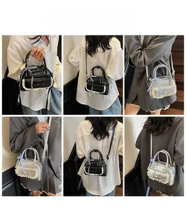 Detailansicht der Mini-Bowlingtasche mit Spitze und Schleifenanhänger in Schwarz und Silber