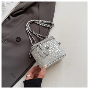 Dettaglio della borsa a scatola leopardata argento con camelia e catena metallica