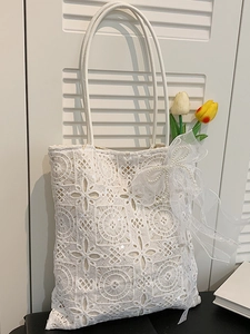 Borsa tote in pizzo bianco con grande fiocco in tulle e decorazioni di perle eleganti