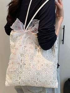 Borsa tote in pizzo bianco con ricami floreali e grande fiocco in organza elegante