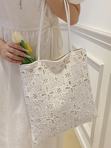 Elegante borsa tote in pizzo bianco traforato con motivi floreali e doppi spallacci
