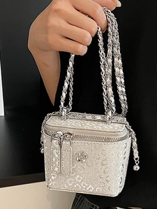 Mini borsa a scatola glitterata argento con catena metallica e stemma fiore di camelia