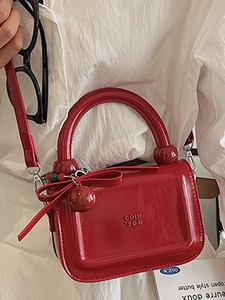 Elegante borsa a mano rossa in ecopelle con ciondolo a fiocco e dettagli a rilievo
