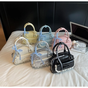Detaillierte Makroansicht von sechs bunten Schleifen-Handtaschen mit Spitze und Bändern