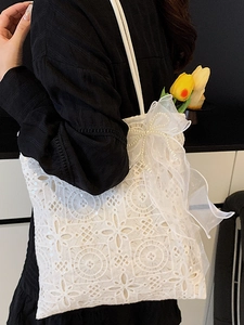 Borsa tote in pizzo bianco con fiocco decorato di perle e dettagli in paillettes chic