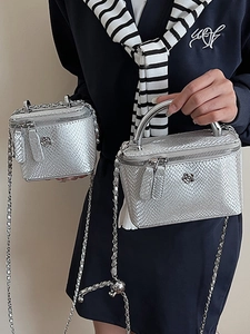 Borsa a scatola argento con trama a serpente, decoro di camelia e tracolla a catena