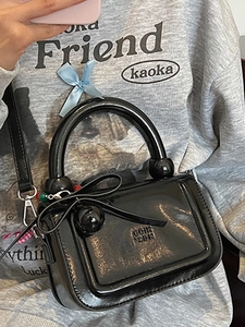 Elegante borsa a mano quadrata nera lucida con fiocco e tracolla per le donne