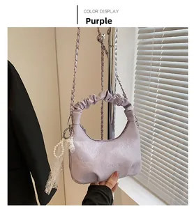Détail du sac nuage violet avec nœud en dentelle perlée et chaîne argentée