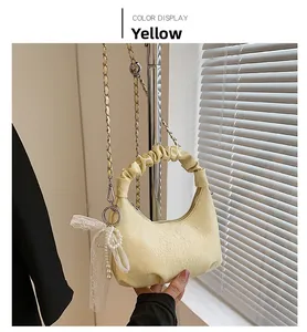 Détail du sac nuage jaune avec texture plissée et breloque en dentelle et perles