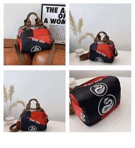 Détail du sac bowling tricolore en nylon imperméable avec logo de marque et poignées robustes