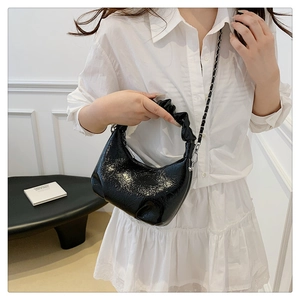 Détail du sac hobo nuage noir brillant avec poignée froncée et bandoulière chaîne