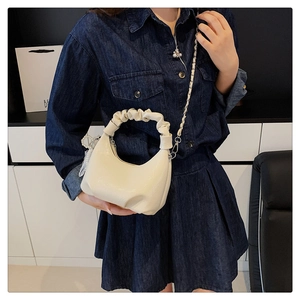 Détail du sac nuage blanc crème avec poignée plissée et élégant pendentif en perles