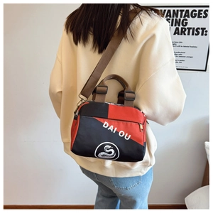 Mannequin portant un sac à bandoulière rouge et noir avec sangle réglable et logo