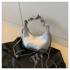 Vue détaillée du sac nuage plissé argenté avec pendentif en perle et chaîne métal