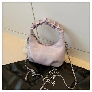 Détail du sac nuage lavande avec finition brillante et accessoire de chaîne argentée