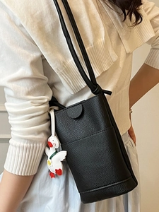 Sac bandoulière minimaliste en cuir noir à motif litchi avec breloque canard mignon
