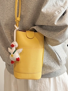 Sacoche de téléphone minimaliste en cuir jaune à motif litchi avec breloque canard