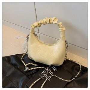 Vue détaillée du sac nuage crème avec poignée froncée et bandoulière en chaîne métal