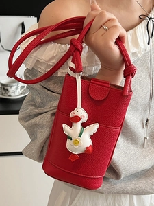 Mini sac à bandoulière rouge avec motif litchi et un charmant petit canard blanc