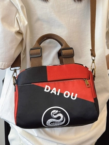 Sac bandoulière étanche en nylon bicolore rouge et noir avec motif de serpent chic
