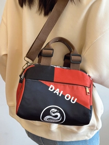 Sac bandoulière imperméable en nylon rouge et noir avec imprimé tendance et sangle