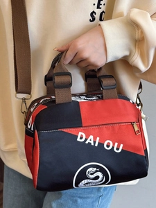 Sac Boston en nylon rouge et noir avec imprimé graphique et bandoulière réglable
