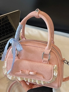 Rosa Handtasche mit Schleife, weißem Spitzenbesatz und blauem Karoband am Griff für Damen