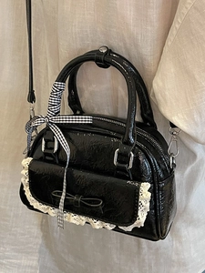 Schwarze Lackleder-Tasche mit weißer Spitze, karierter Schleife und Umhängeriemen