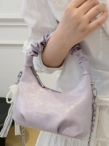 Sac nuage violet clair avec texture brillante et poignée froncée pour femmes
