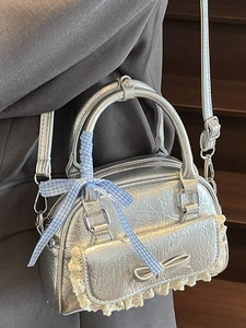 Silberne Metallic-Umhängetasche aus Leder mit Spitzenbesatz und blauer Karo-Schleife