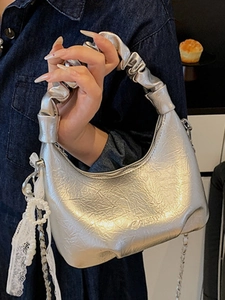 Sac nuage argenté métallisé avec pendentif en dentelle perlée et bandoulière chaîne