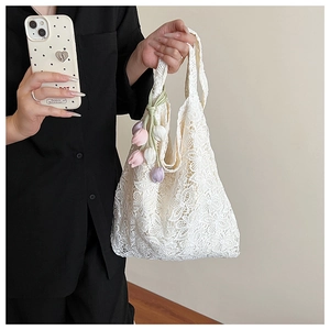Détail du sac fourre-tout en dentelle au crochet ivoire avec motifs floraux et tulipes