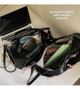 Vista dettagliata dell'ampio scomparto interno con tasche multiple di questa borsa nera lucida
