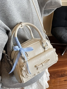 Cremefarbene Mini-Bowling-Tasche mit Schleife, Spitze und blau-weißem Band für Damen