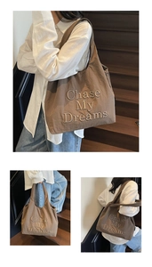 Détail du grand sac cabas marron café avec texte Chase My Dreams et texture en toile