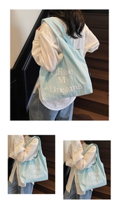 Vue détaillée du cabas en toile bleu clair avec broderie blanche Chase My Dreams