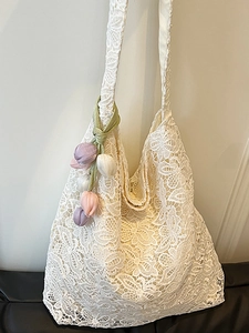 Sac fourre-tout élégant en dentelle blanche avec motifs floraux et pendentif tulipe