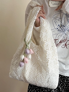 Sac fourre-tout élégant en dentelle florale blanche avec breloques tulipes et doublure