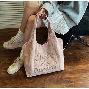Détail du sac cabas rose avec broderie sur tissu en nylon texturé de haute qualité