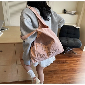 Détail du sac en toile rose avec broderie 3D haut de gamme Chase My Dreams élégante
