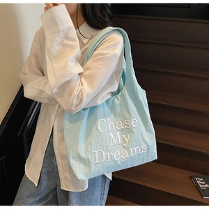 Détail du sac cabas en toile bleu clair avec broderie blanche Chase My Dreams