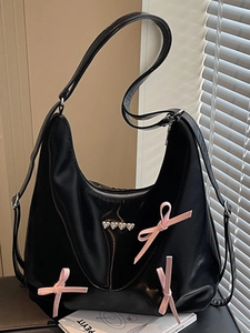 Borsa Hobo nera lucida con fiocchi rosa e cuori d'argento per uno stile dolce e alla moda