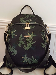 Sac à dos en nylon noir avec motif de feuilles vertes et détails en métal doré