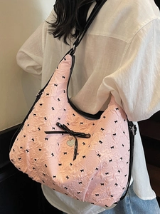 Borsa a spalla rosa con fiocchi neri e ciondolo a cuore in tessuto plissettato alla moda