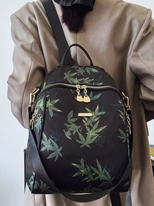 Sac à dos noir chic avec imprimés feuilles vertes et finitions dorées pour femme