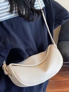 Sac fourre-tout demi-lune en cuir grainé blanc avec détails métalliques dorés