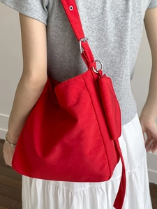 Grande borsa tote rossa in nylon per donna con tracolla larga e mini portamonete